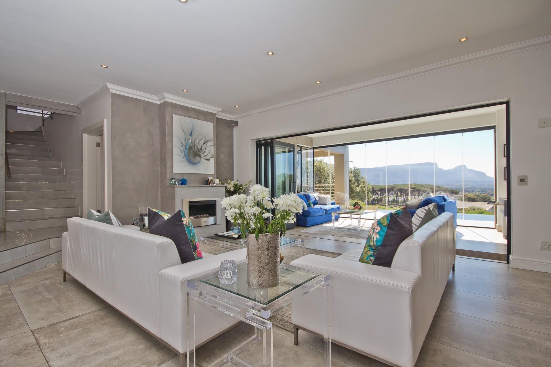 Architectural Elegance with Panoramic Mountain Views — photograph 2