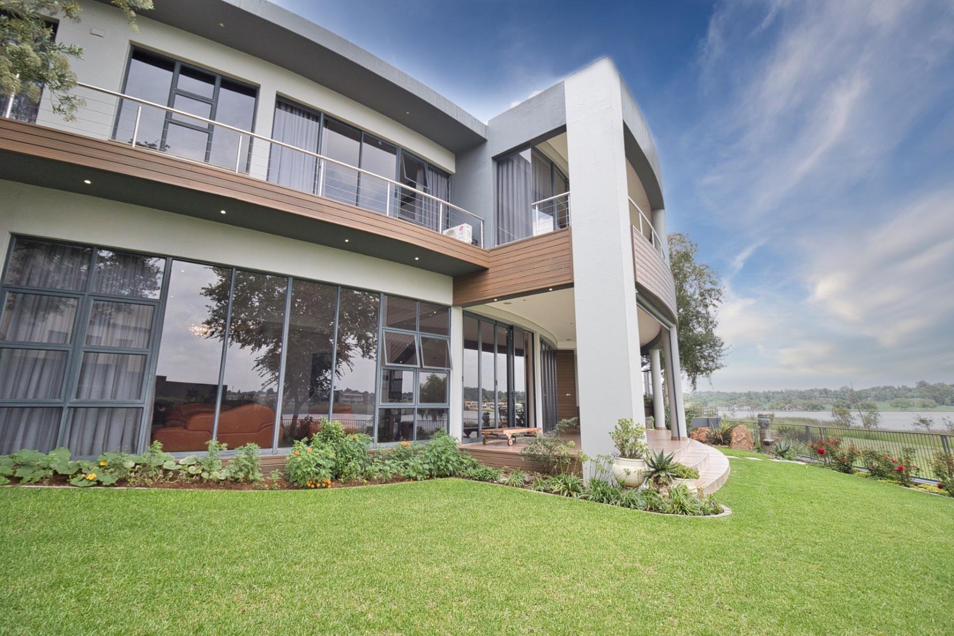 Where Modern Elegance Meets Waterfront Living — photograph 4