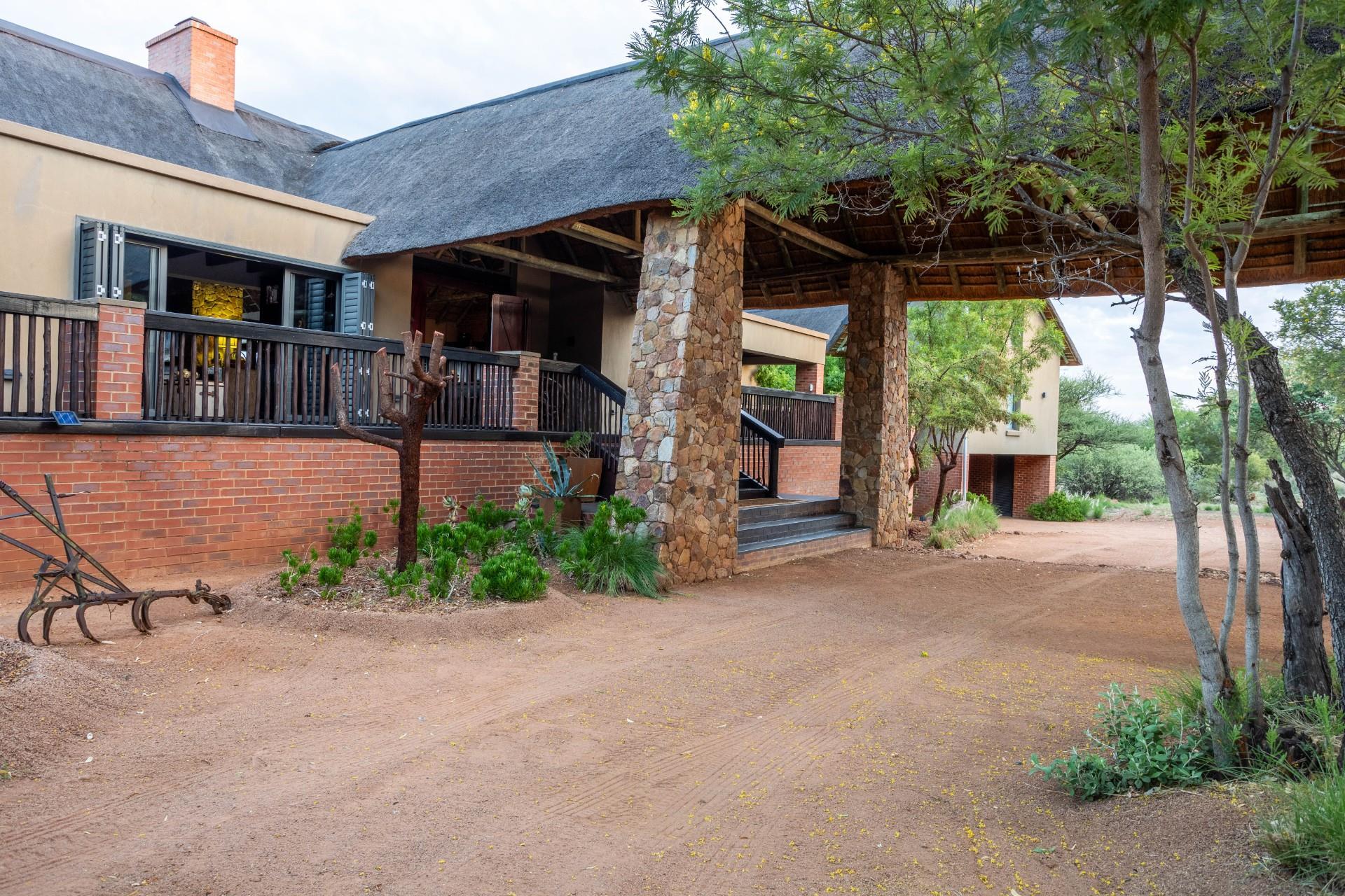 Vaalkop Dam's Crown Jewel: A Luxury Bush Lodge — photograph 4