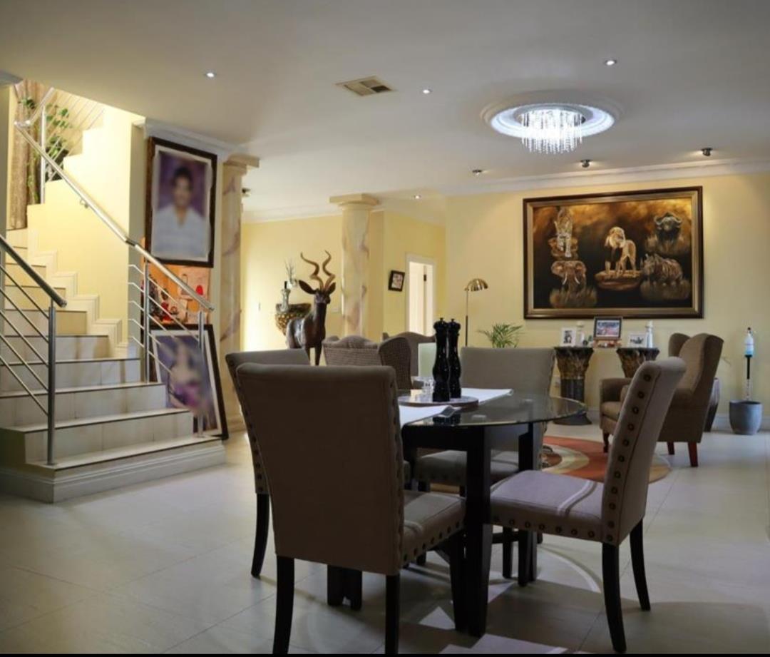 Magnificent 6 bedroom double storey, situated in prestigious La Lucia i — photograph 3