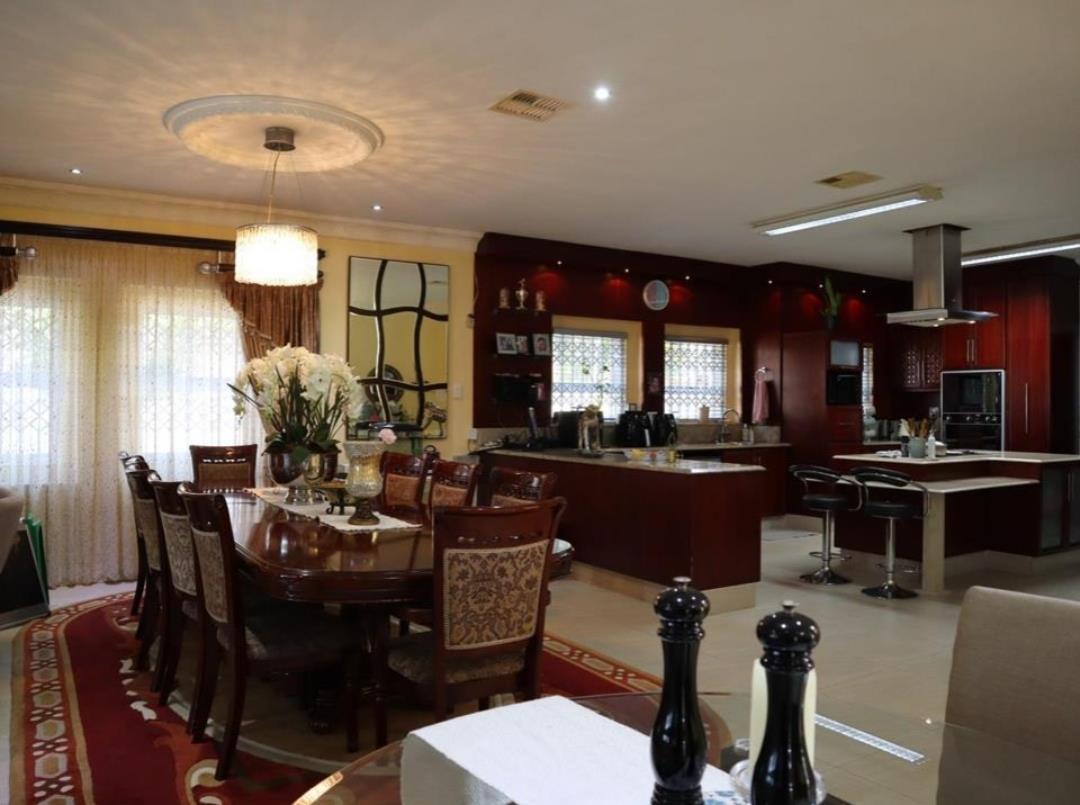 Magnificent 6 bedroom double storey, situated in prestigious La Lucia i — photograph 4