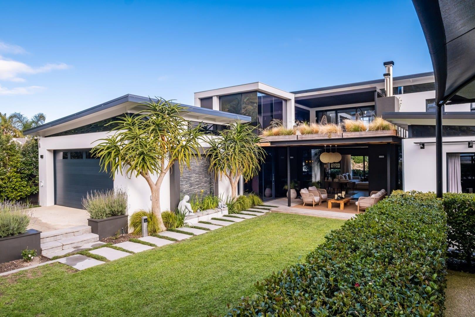Refined Coastal Residence with Panoramic Ocean and Mountain Views — photograph 2