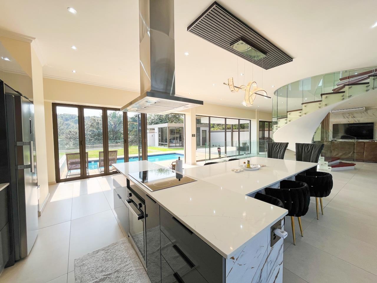 Striking Home with Exceptional Outdoor Living — photograph 4