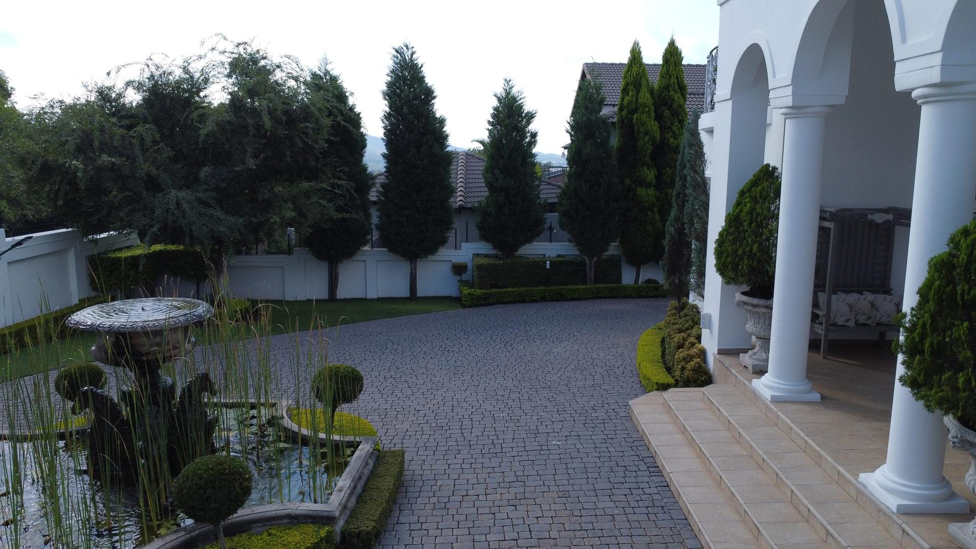 Refined Five-Bedroom Residence of Space and Security — photograph 5