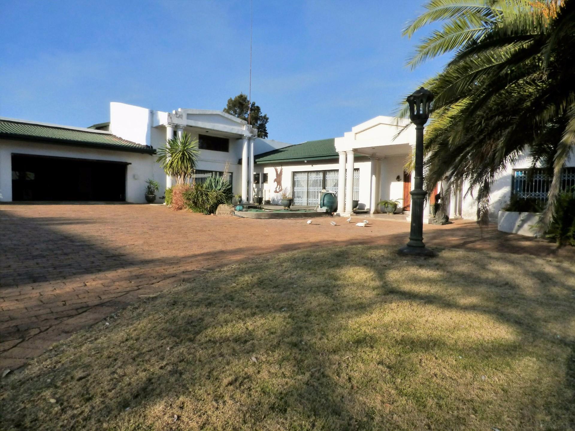 Elevated home with spectacular views — photograph 2