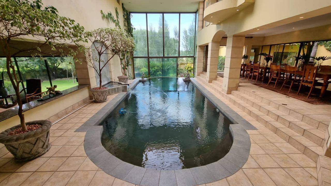 Architectural Golf Estate Living with Private Fairway Access — photograph 2