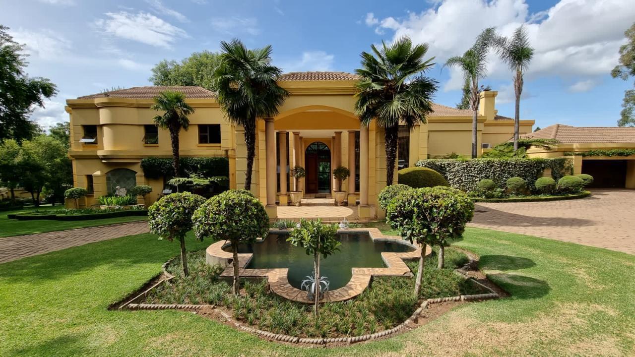 Architectural Golf Estate Living with Private Fairway Access — photograph 4