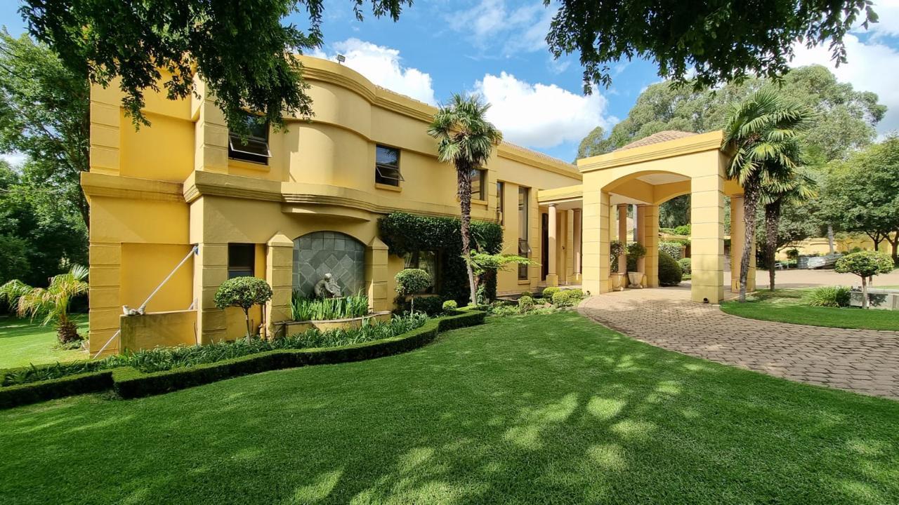 Architectural Golf Estate Living with Private Fairway Access — photograph 5
