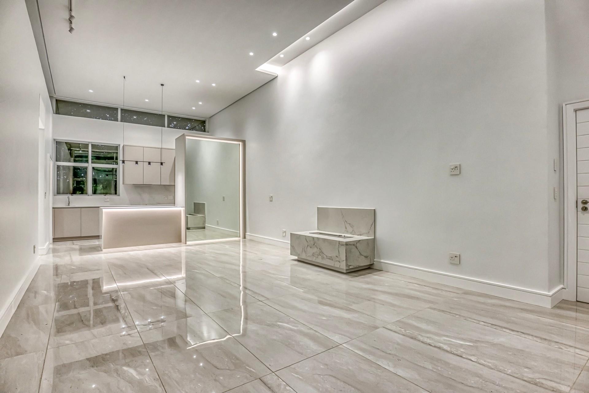 Luxury 3-Bedroom Penthouse — photograph 3
