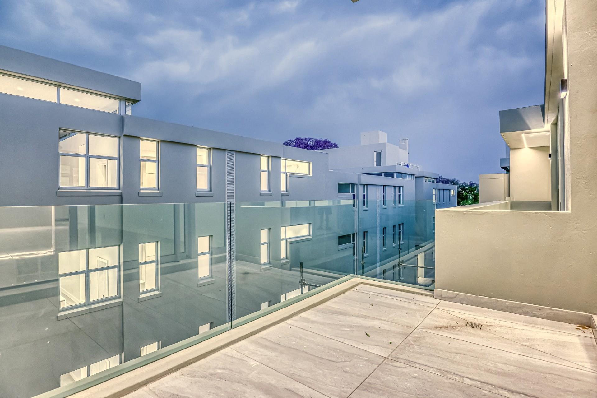 Luxury 3-Bedroom Penthouse — photograph 4