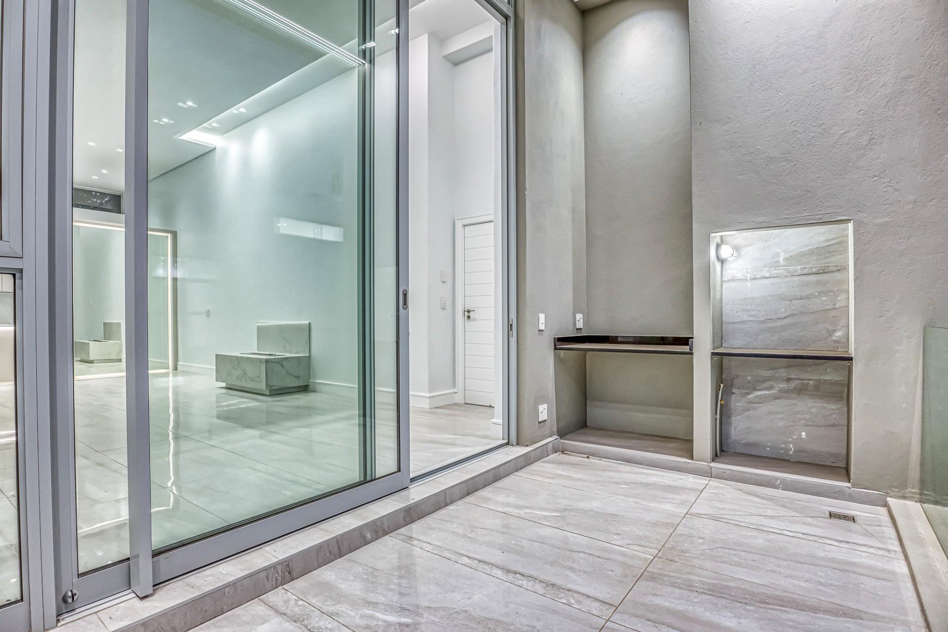 Luxury 3-Bedroom Penthouse — photograph 5