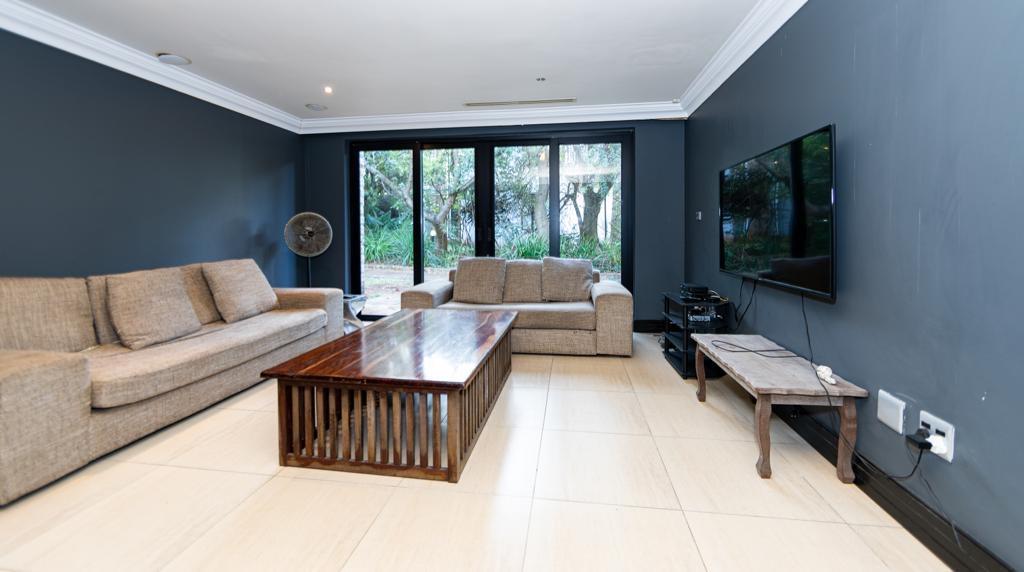 Luxurious 4-Bedroom Retreat — photograph 5