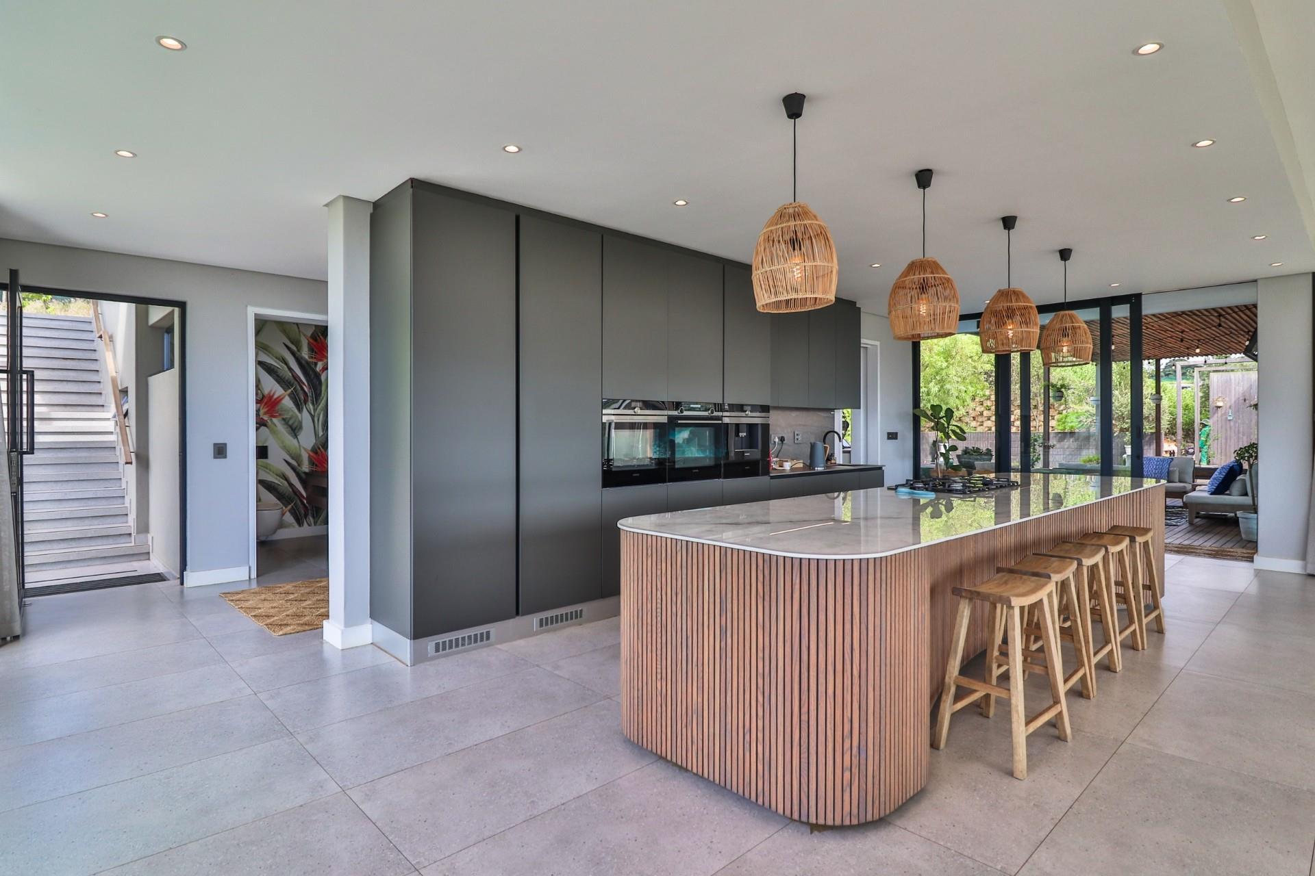 A Breathtaking 5-Bedroom Retreat in Zululami Estate — photograph 3