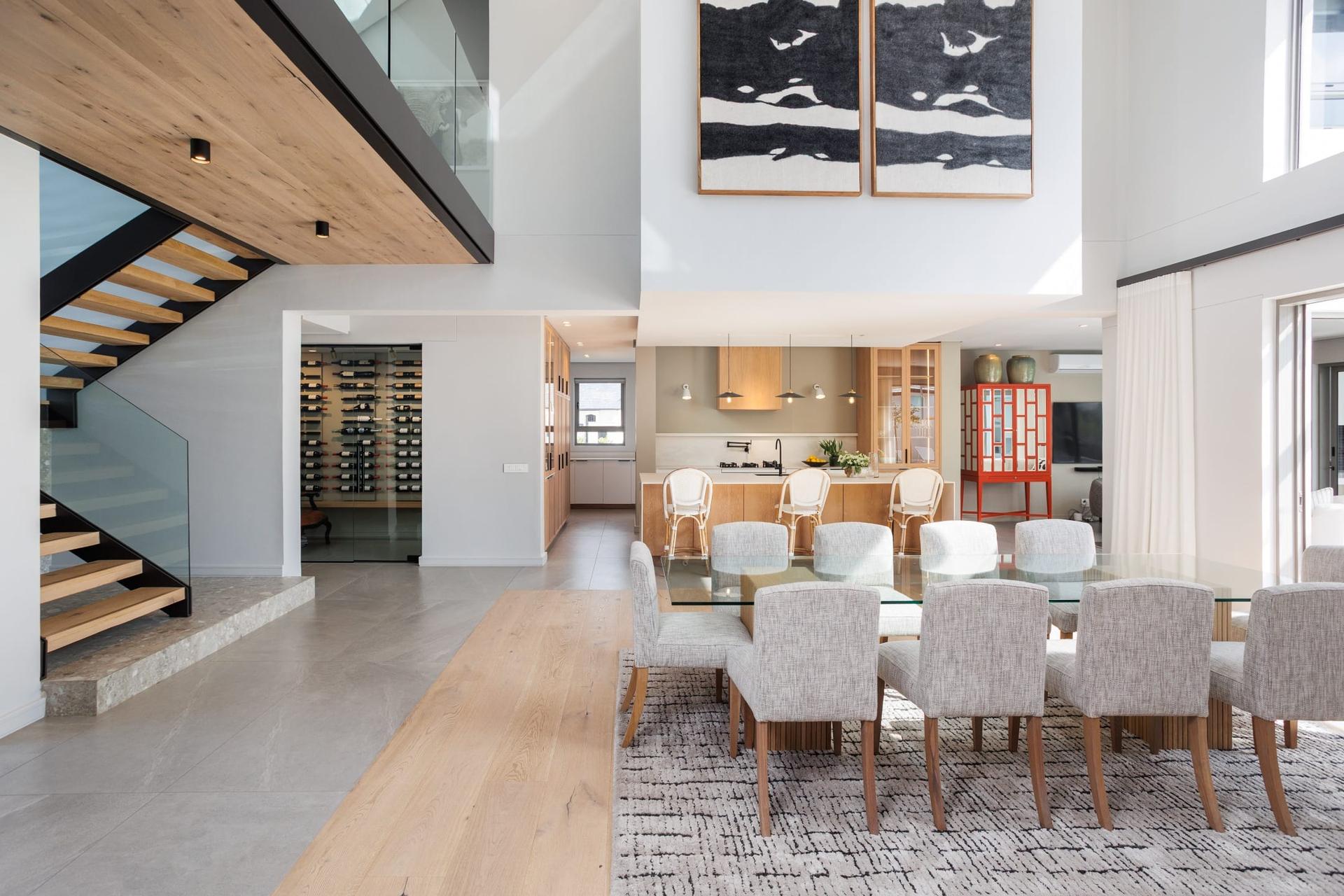 Elegant North-Facing Entertainer’s Retreat — photograph 2