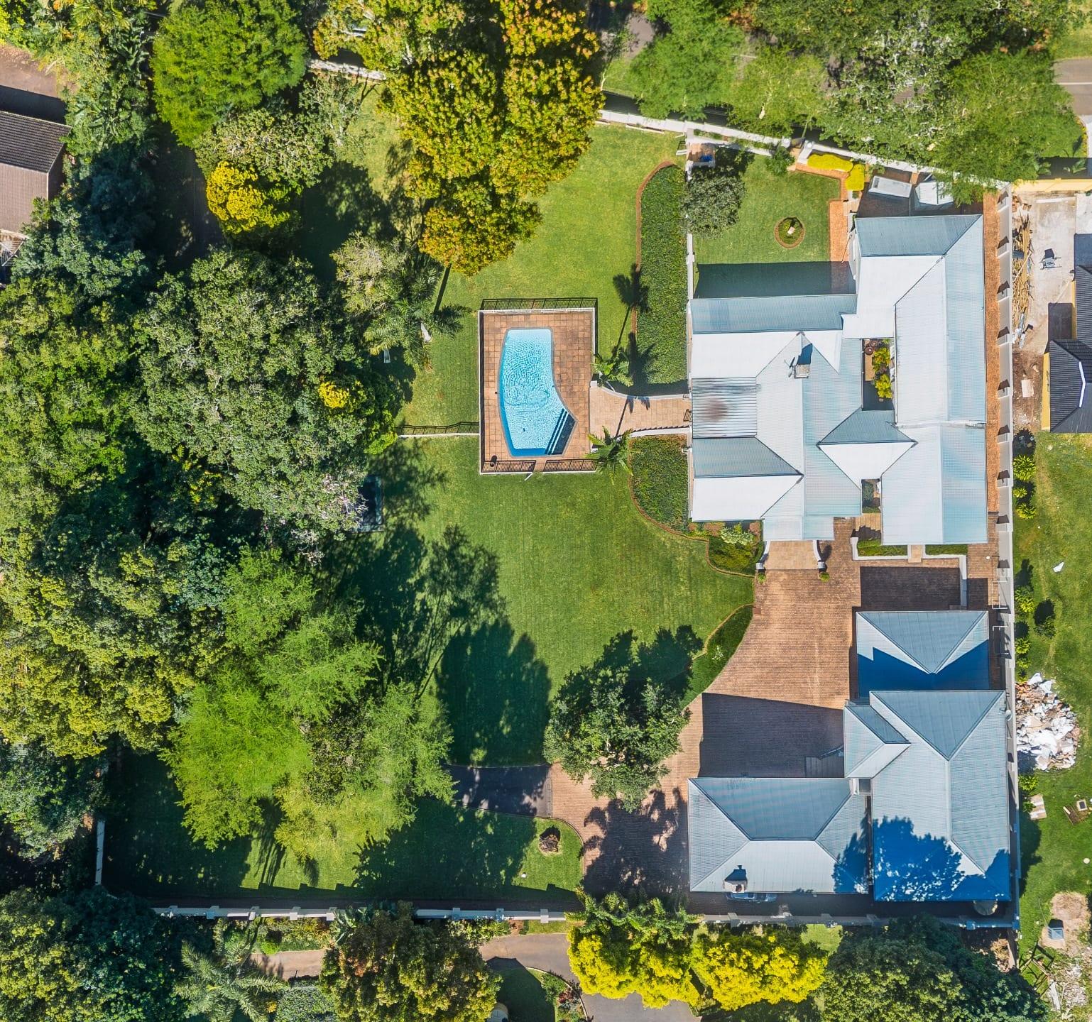 A Rare Dual-Residence Estate — photograph 2