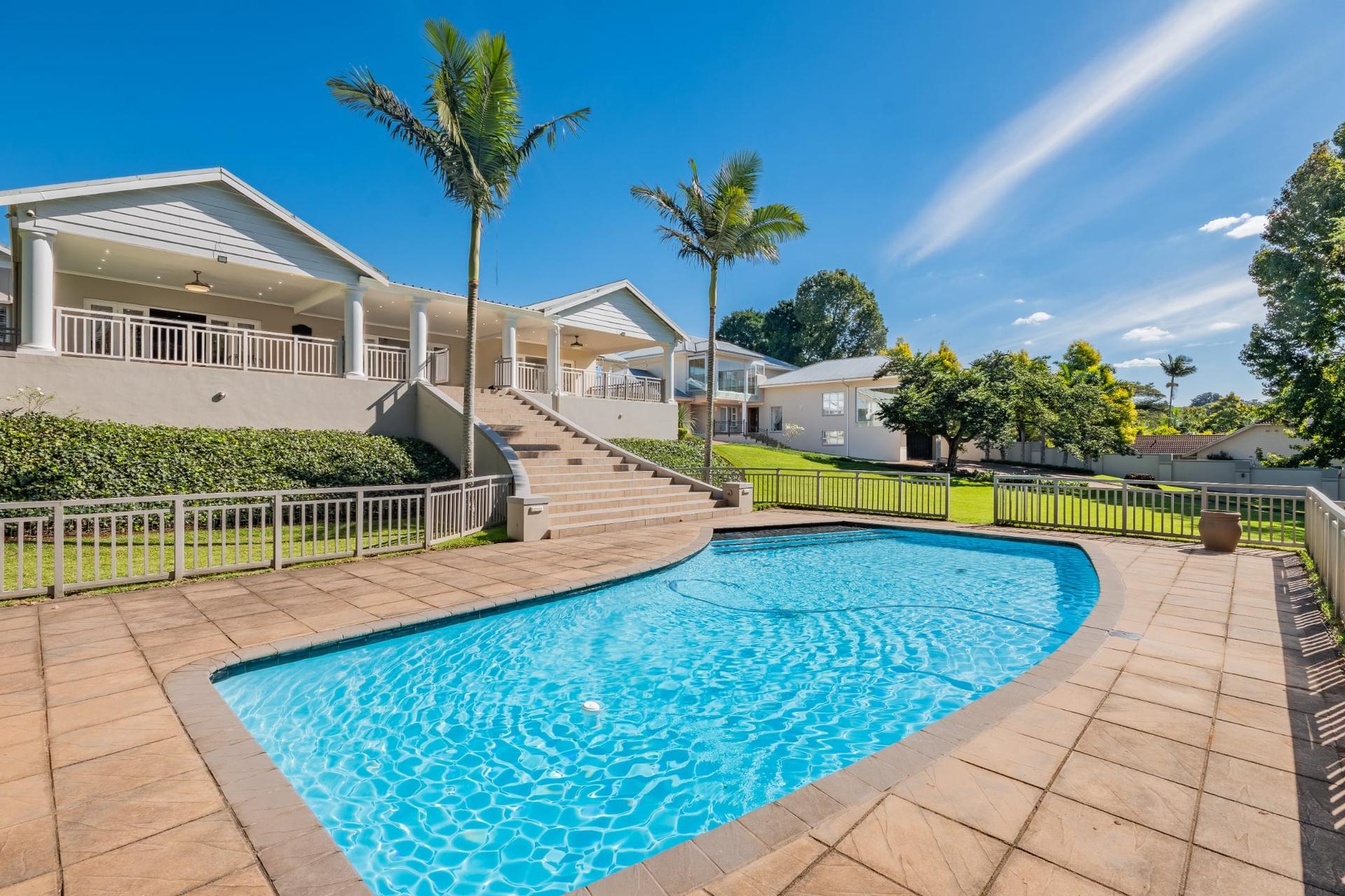 A Rare Dual-Residence Estate — photograph 3