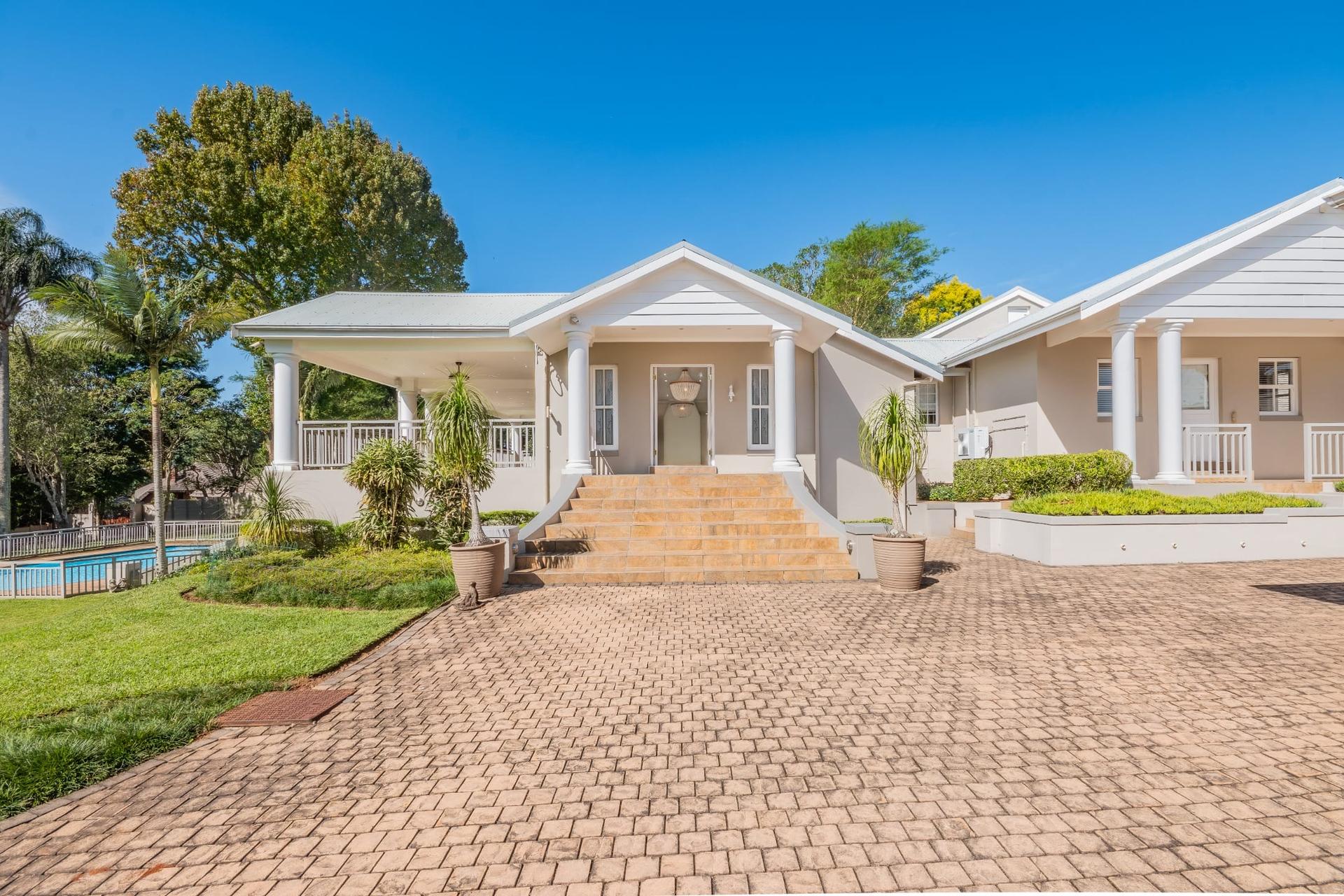 A Rare Dual-Residence Estate — photograph 4
