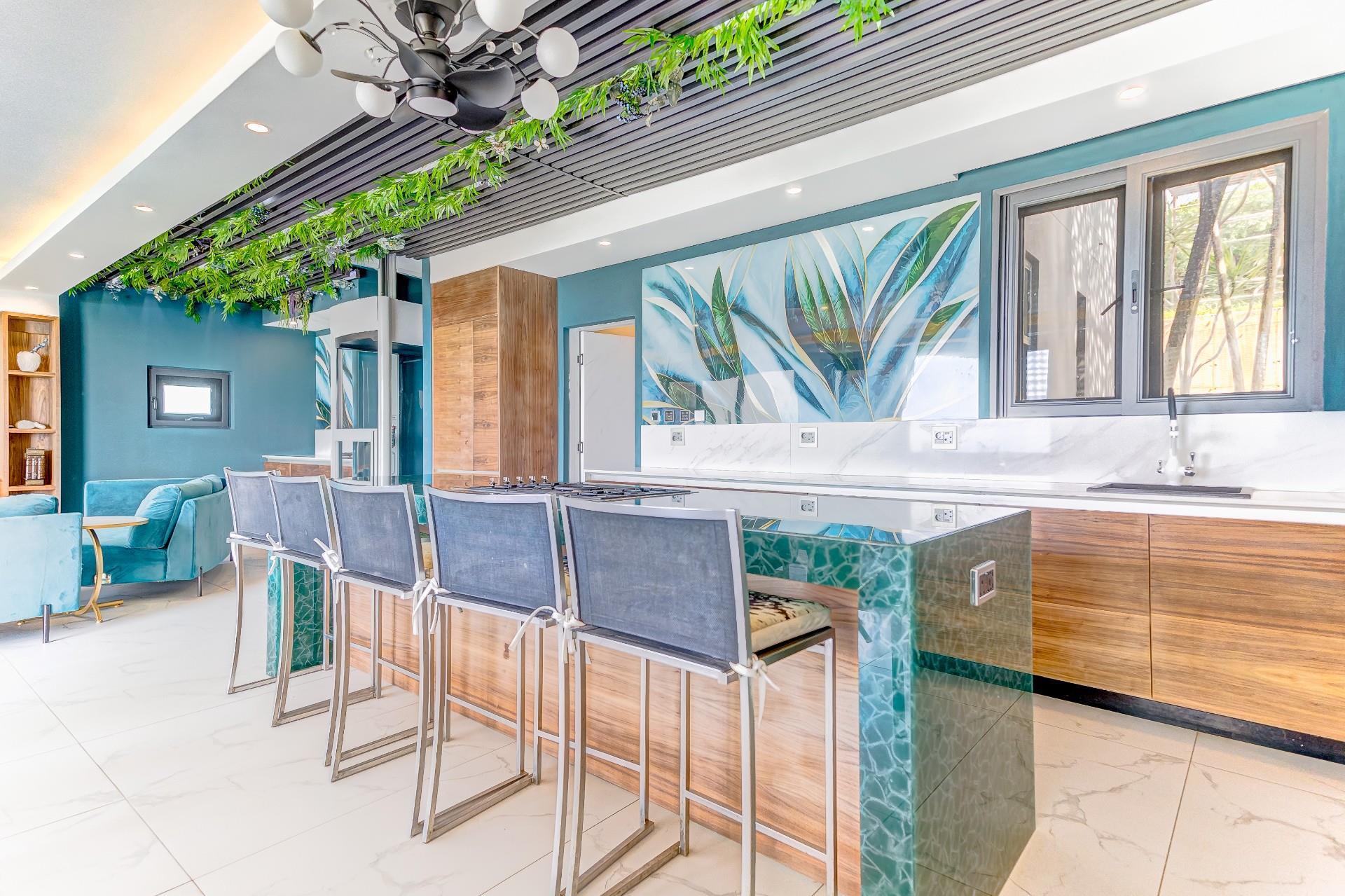6-Bedroom Luxury Haven with Sea Views — photograph 3
