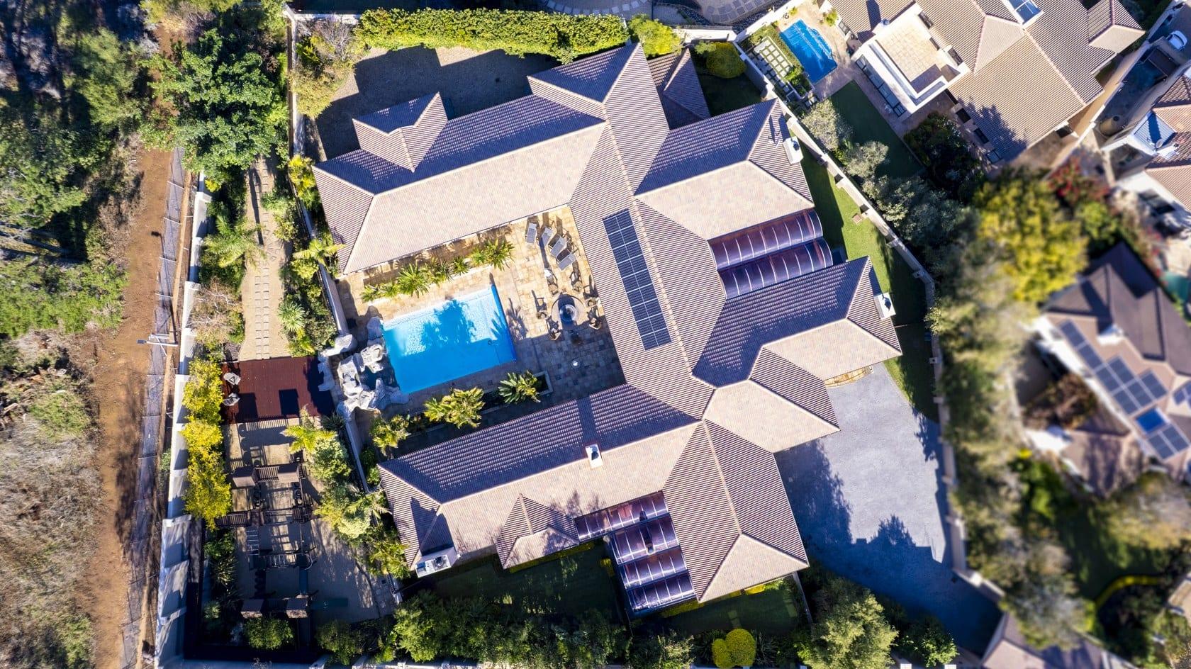 EXCEPTIONAL HOME OF TRUE DISTINCTION ON A 3000sqm ERF — photograph 2