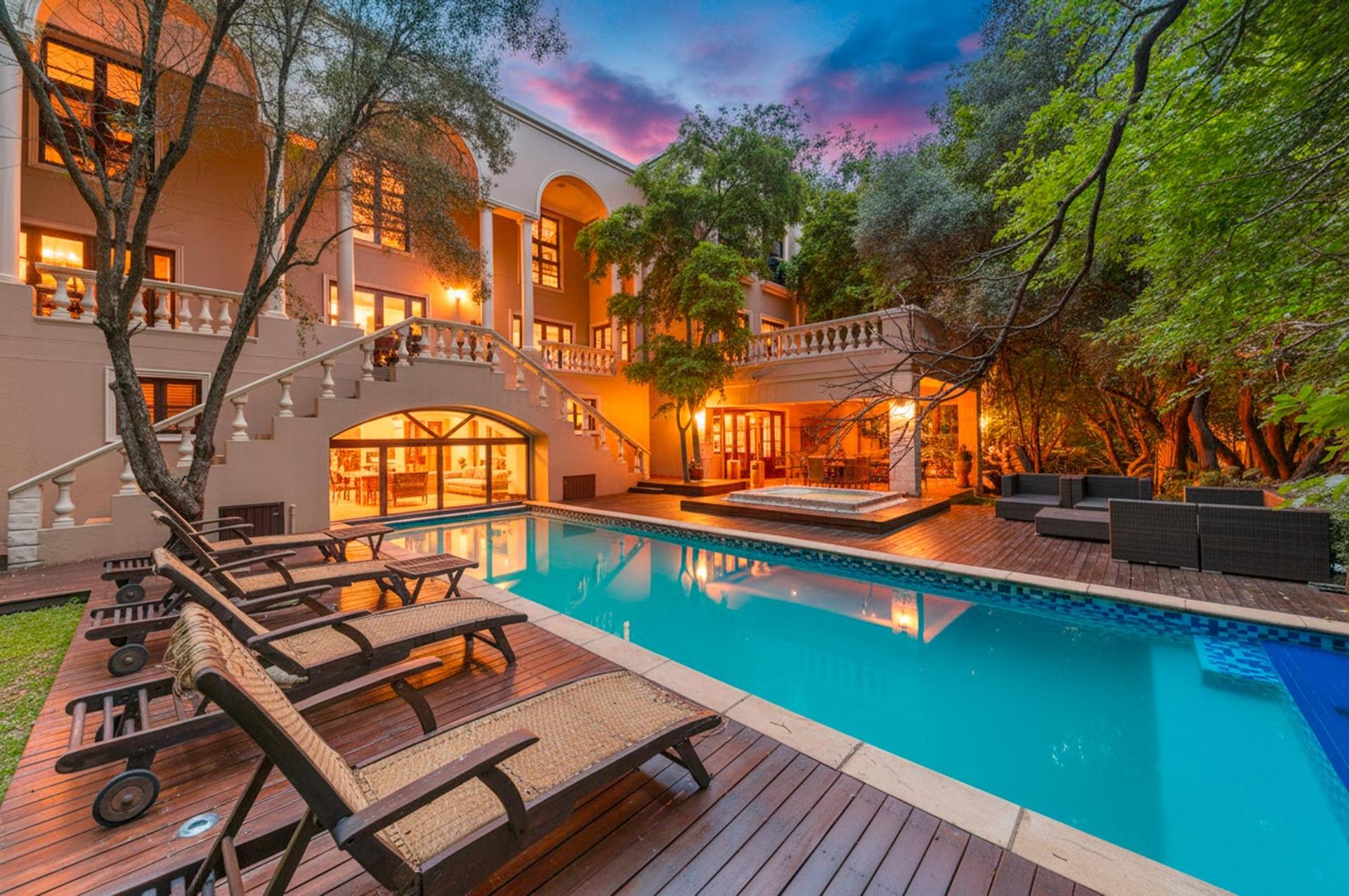 A Masterpiece of Modern Luxury on the Riverfront — photograph 2