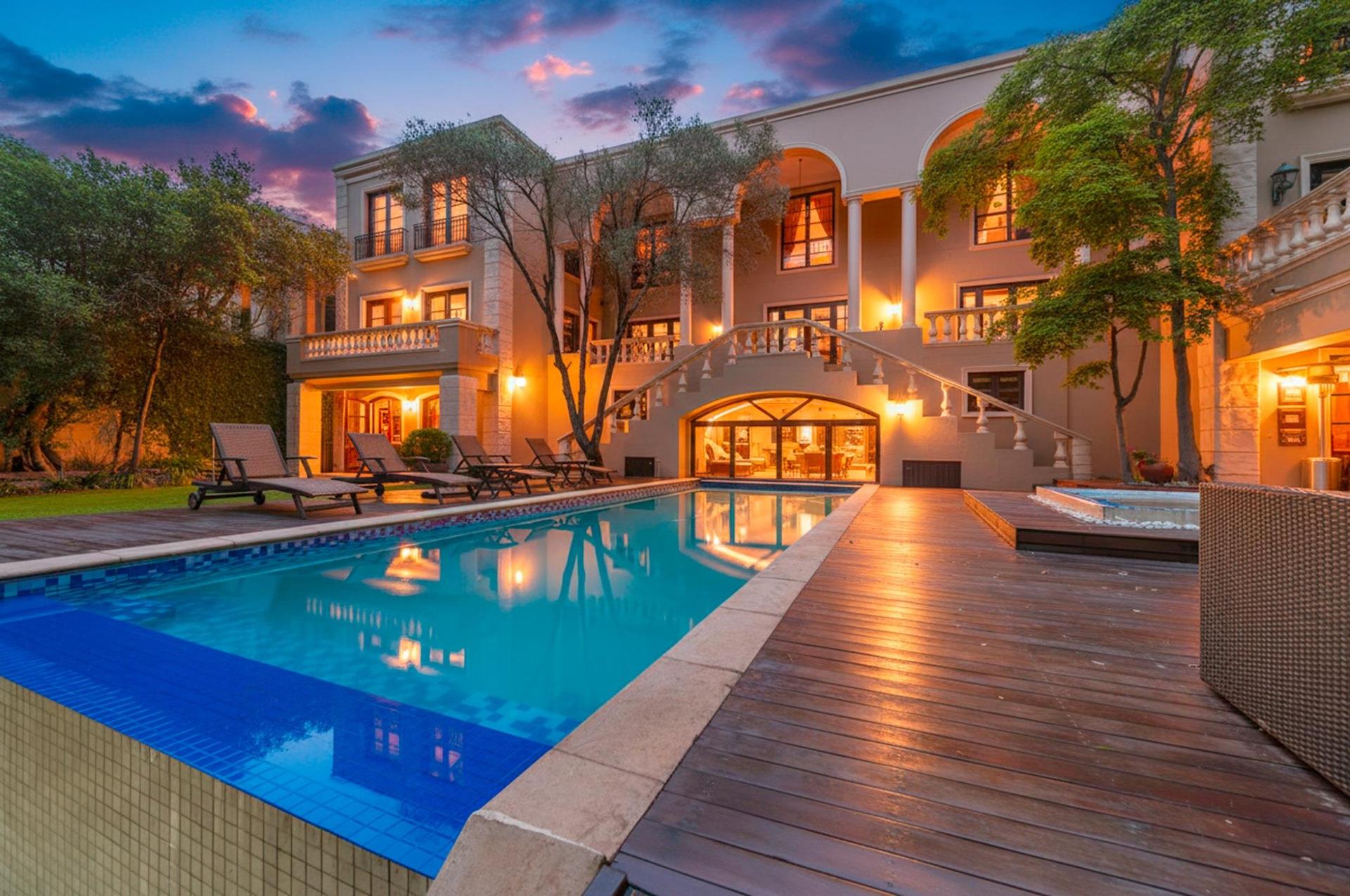 A Masterpiece of Modern Luxury on the Riverfront — photograph 3