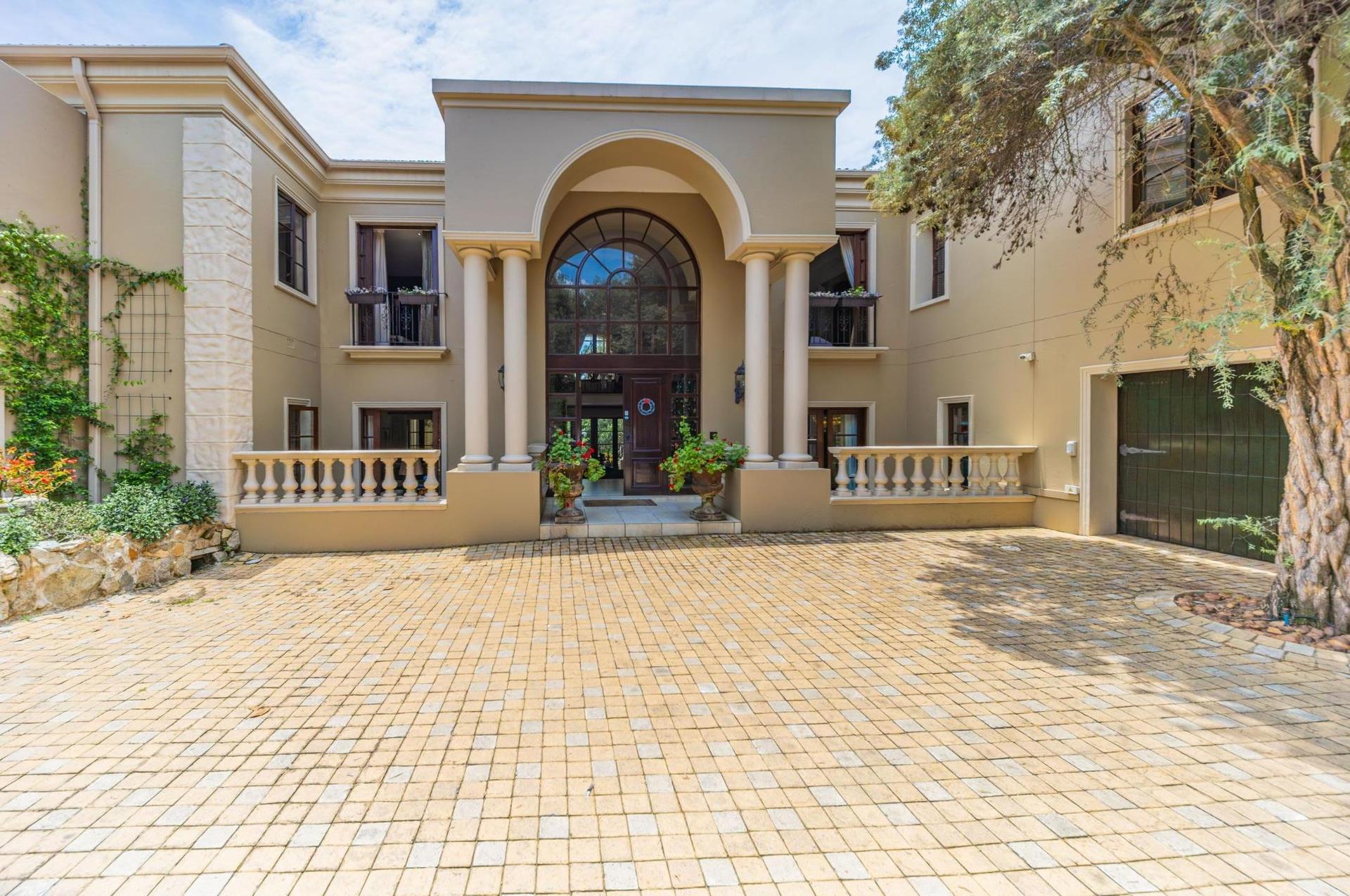 A Masterpiece of Modern Luxury on the Riverfront — photograph 4