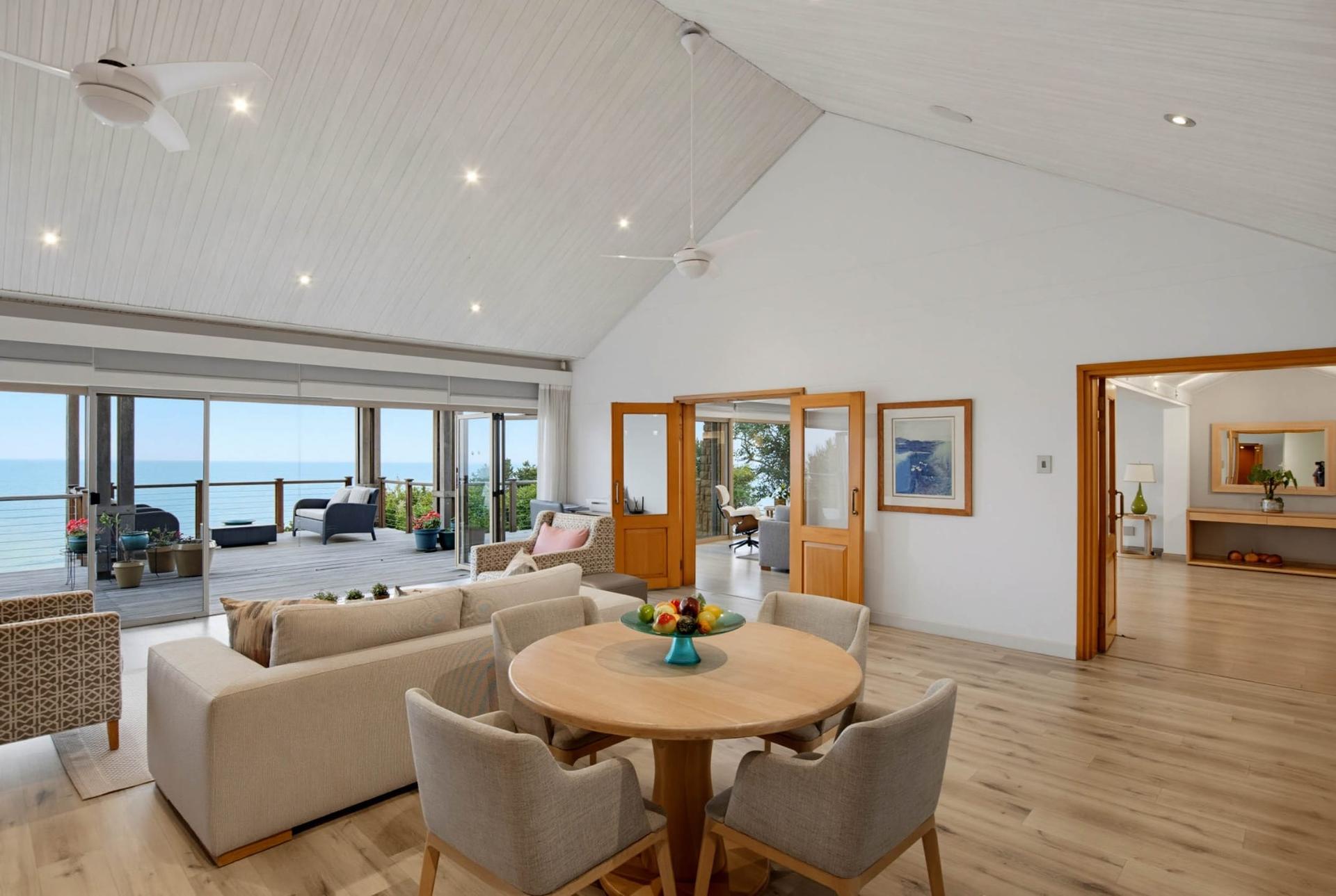 Frontline Ocean Living of Rare Distinction — photograph 5