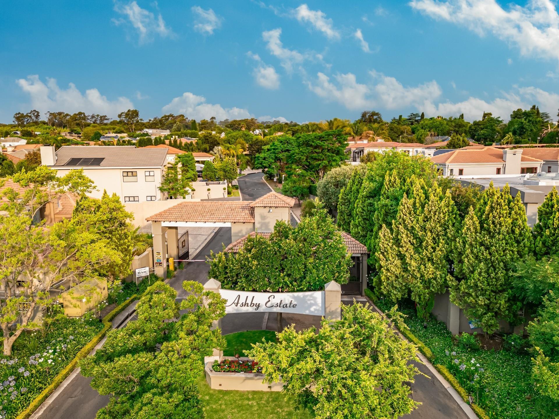 Sprawling 6-Bedroom Tuscan Masterpiece — photograph 5