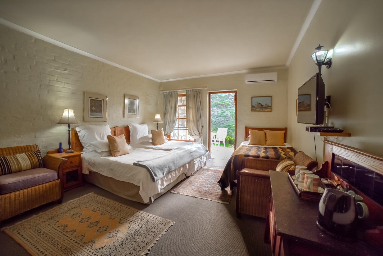 Iconic Coastal Guest House with Panoramic Ocean Views — photograph 4