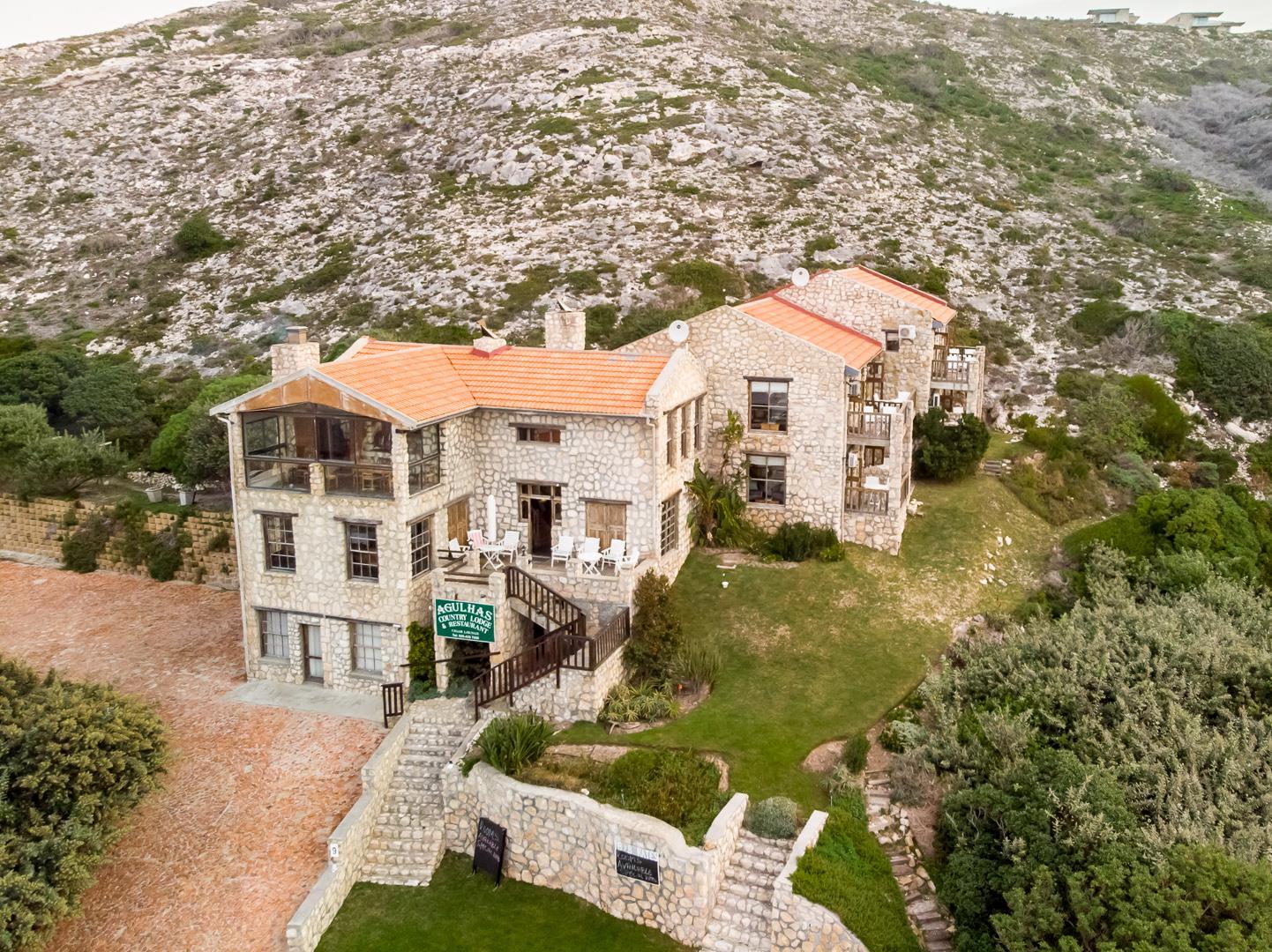 Iconic Coastal Guest House with Panoramic Ocean Views — photograph 5