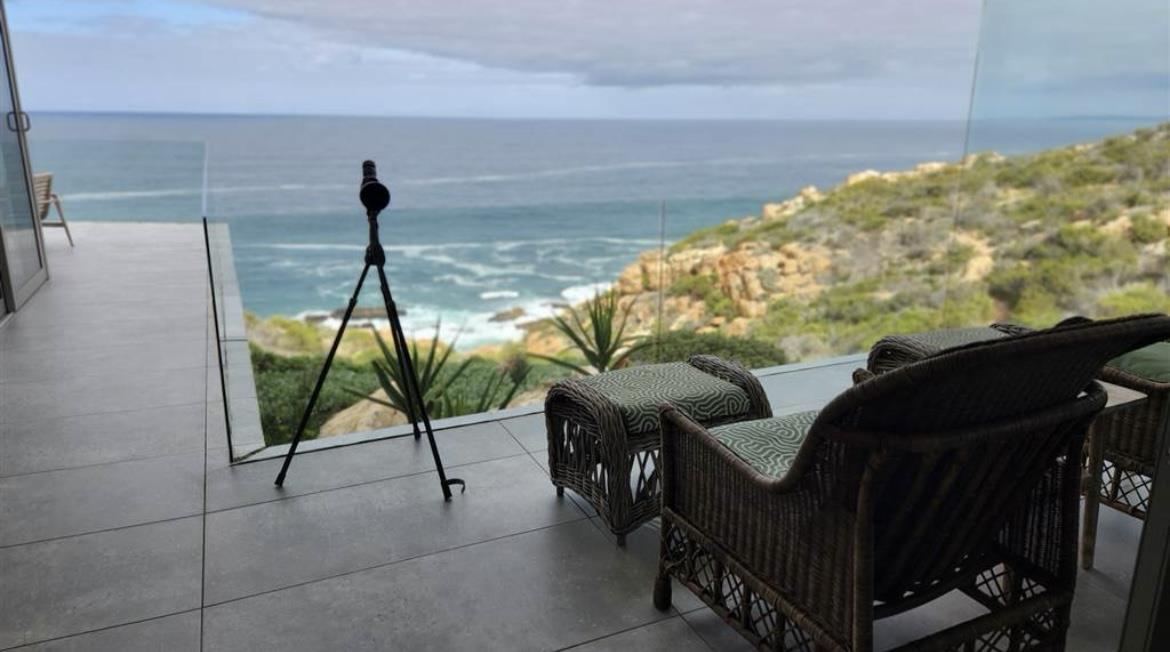MODERN HOME WITH UNINTERRUPTED SEA VIEWS — photograph 4