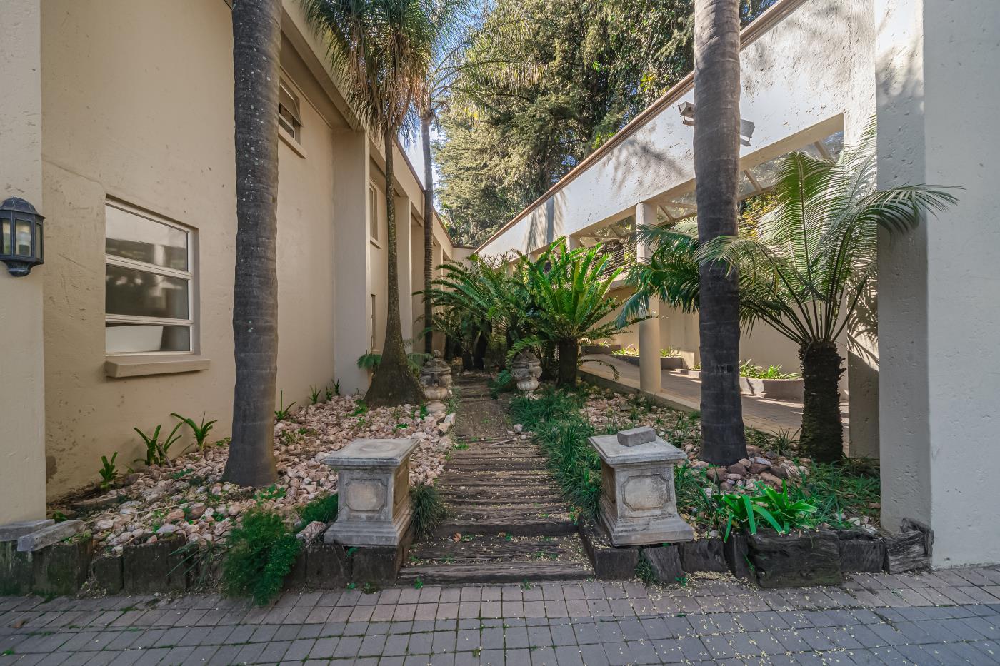 A Rare Classic in Hyde Park — photograph 4