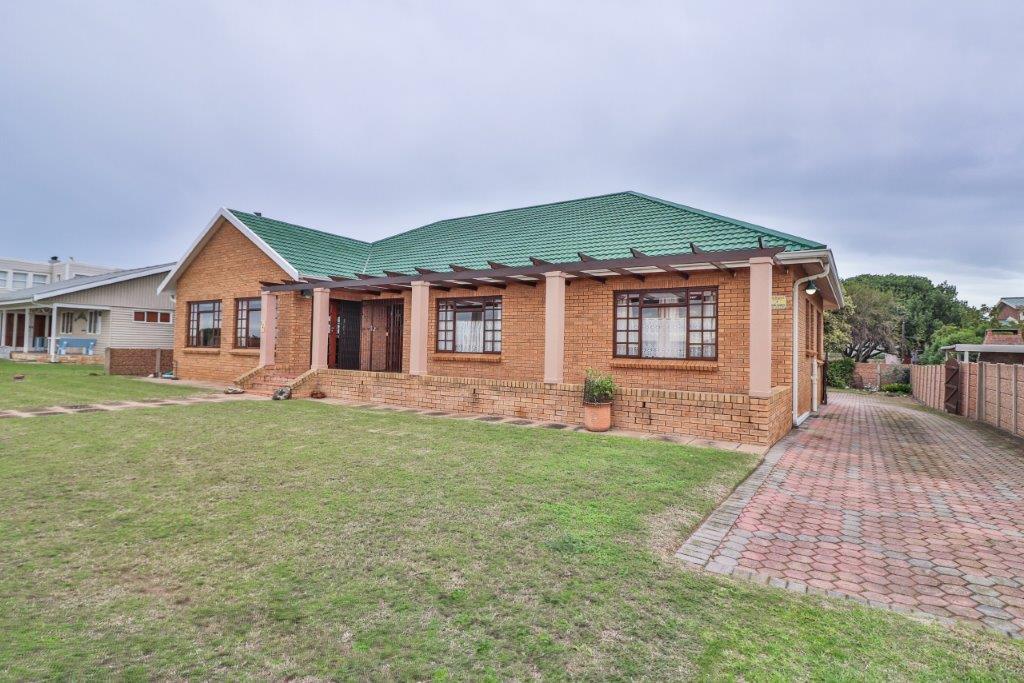 3 Bedroom House For Sale in Stilbaai Wes — photograph 4