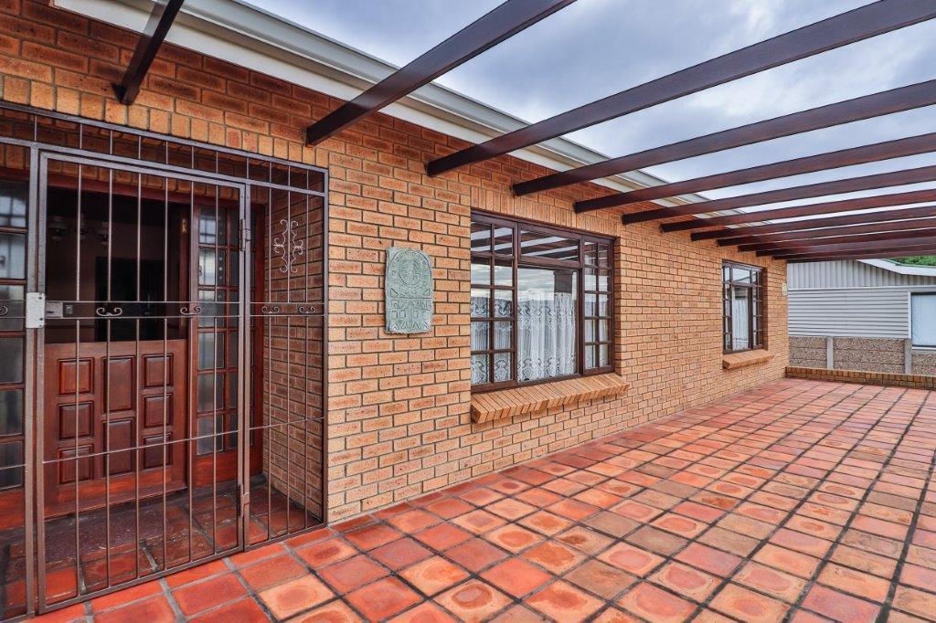 3 Bedroom House For Sale in Stilbaai Wes — photograph 5
