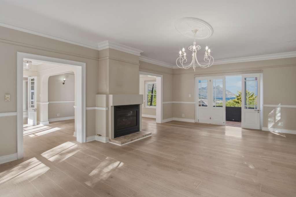 Mountain & Bay Estate Living — photograph 2