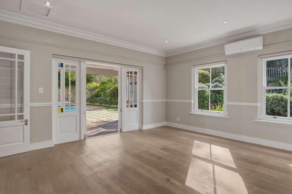 Mountain & Bay Estate Living — photograph 4