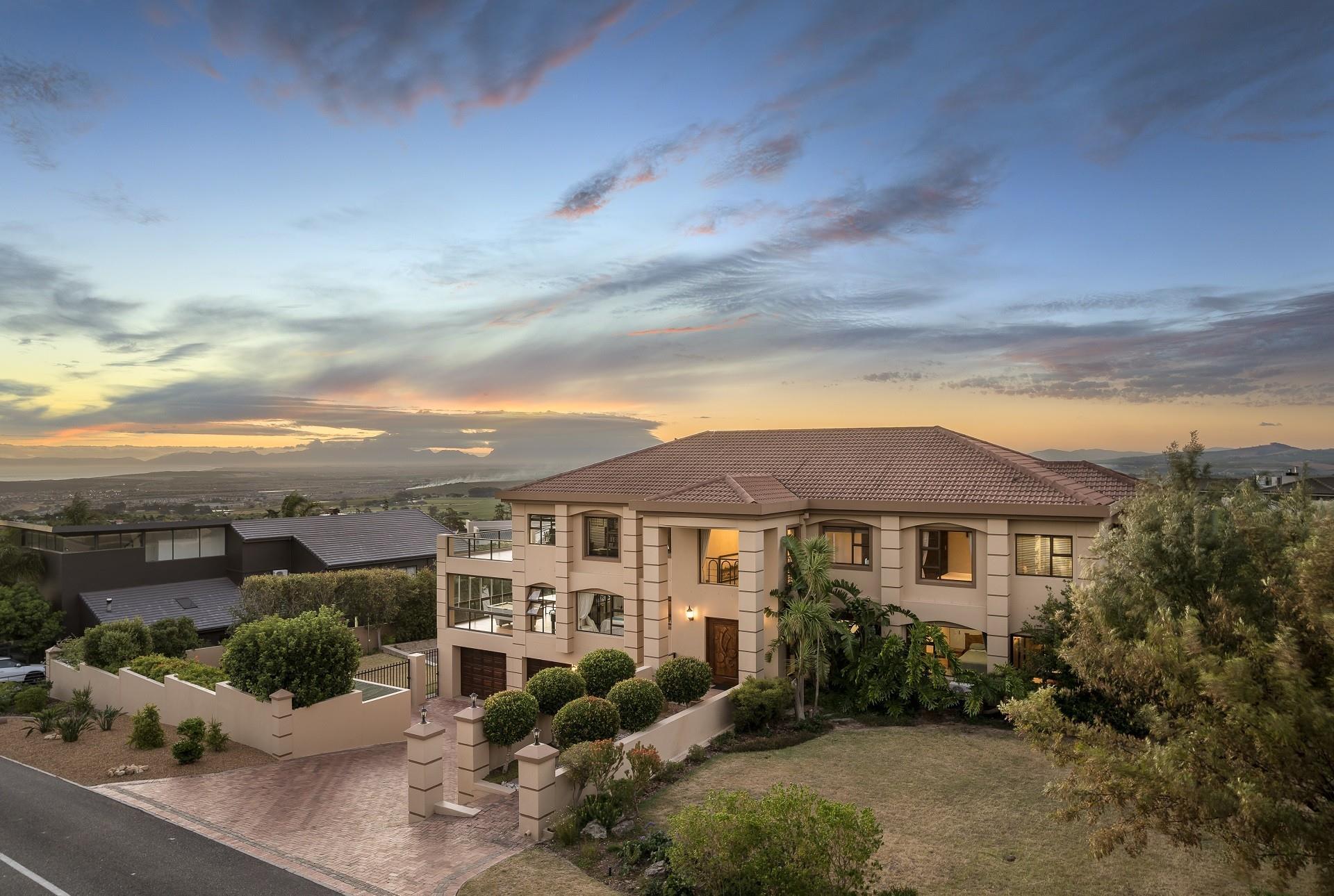 Prestigious Home In Bel'Áire Winelands Estate — photograph 2