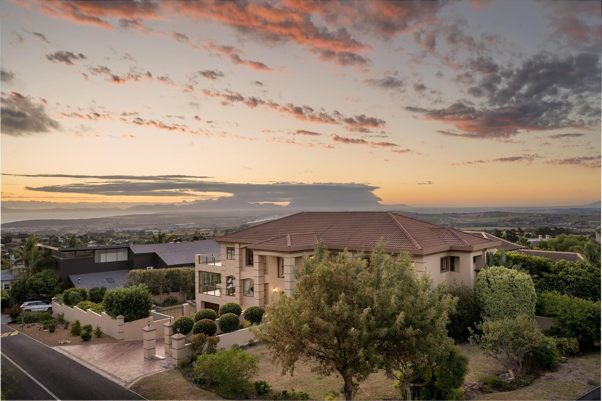 Prestigious Home In Bel'Áire Winelands Estate — photograph 3