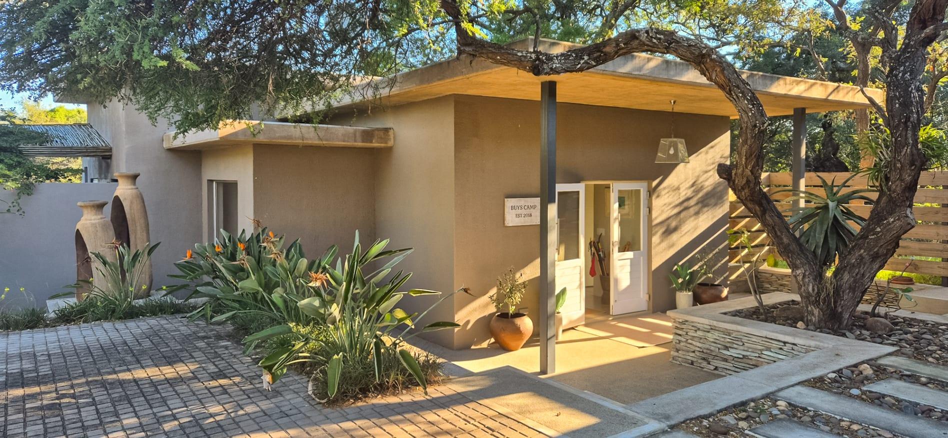 Grand Contemporary Luxury in Prestigious Sandown — photograph 2
