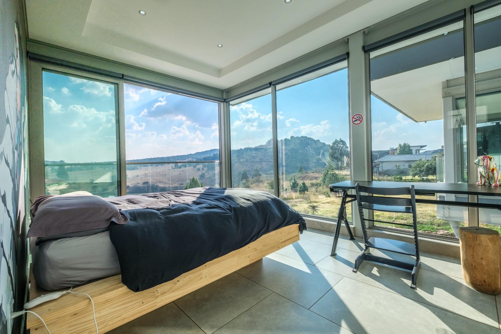 Luxury Living Beyond Compare — photograph 4