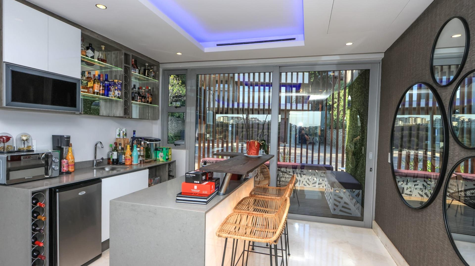 Architectural Masterpiece with Panoramic Sea Views — photograph 5