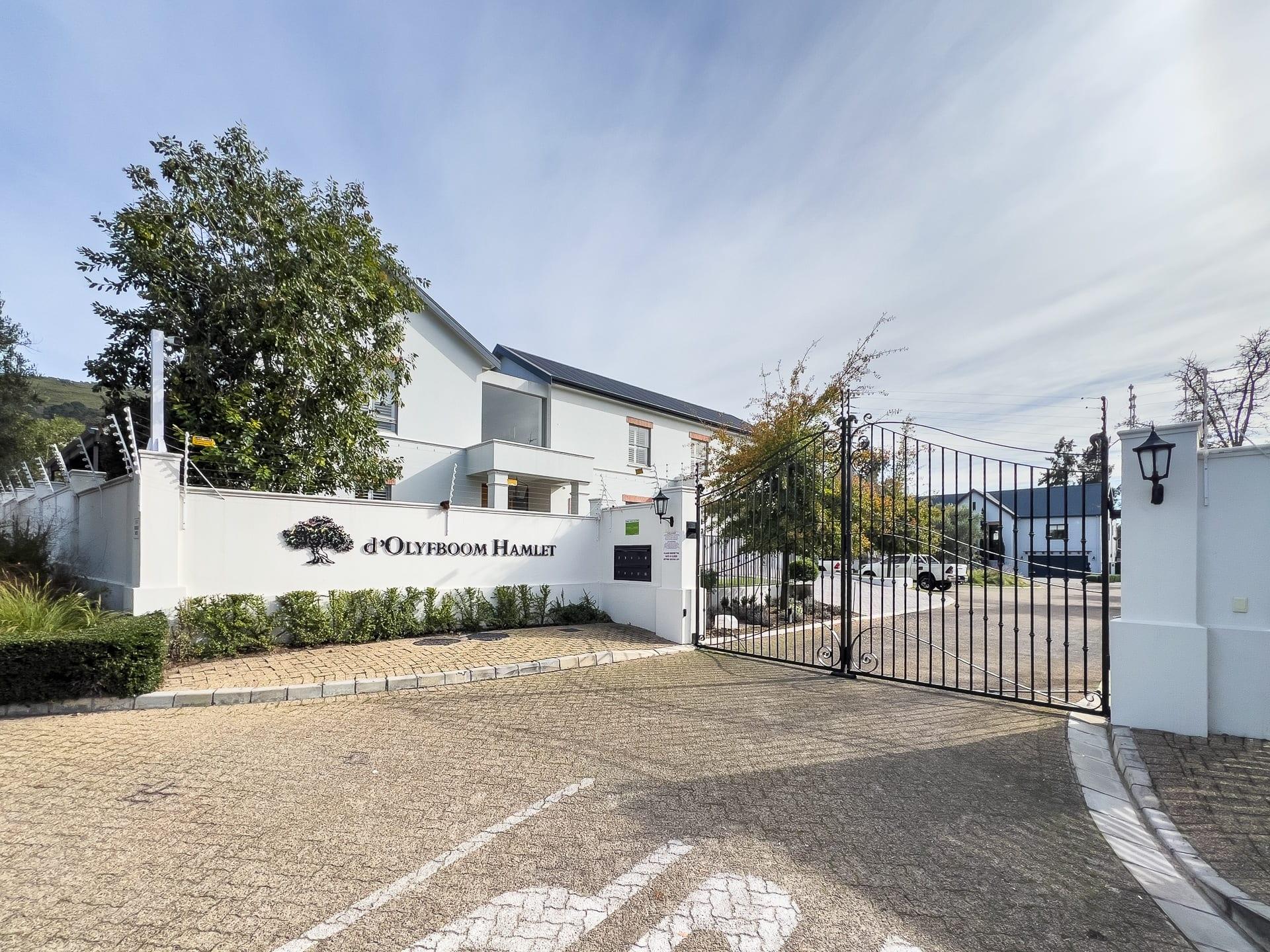 Boutique Winelands Estate Living — photograph 3