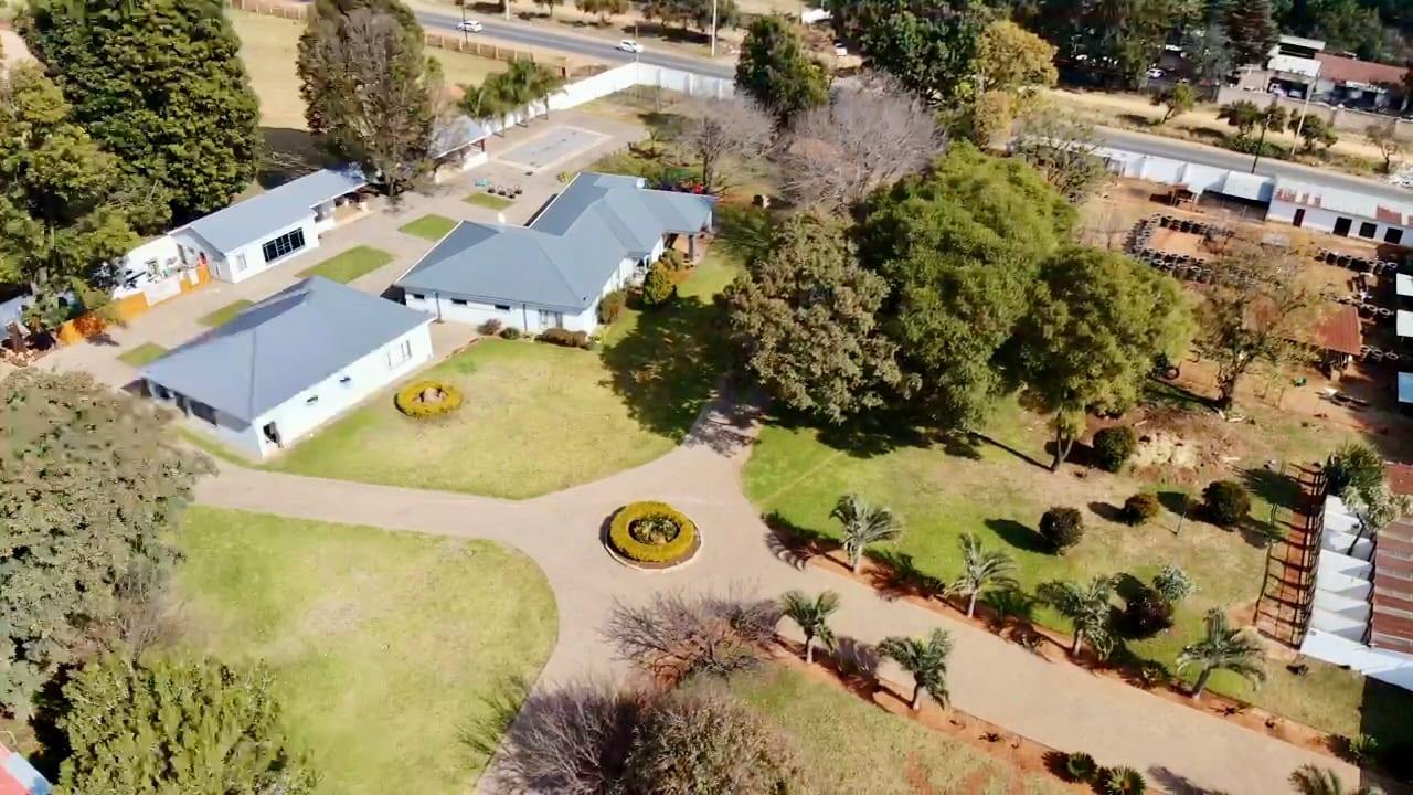 2.5Ha Lifestyle & Business Estate with Truck Yard, Workshops & Modern Home — photograph 3