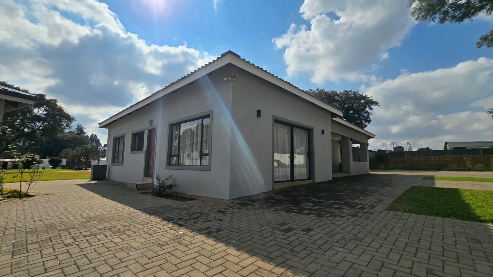 2.5Ha Lifestyle & Business Estate with Truck Yard, Workshops & Modern Home — photograph 5