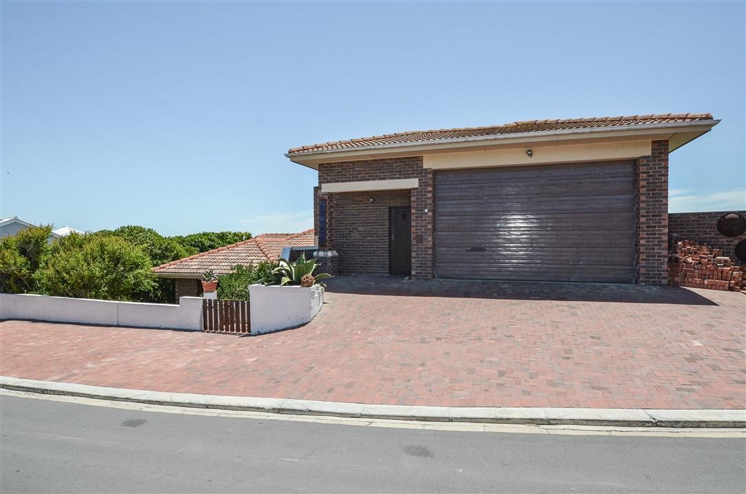 Where Ocean Meets Elegance – Rare Beachfront Living in Yzerfontein — photograph 2