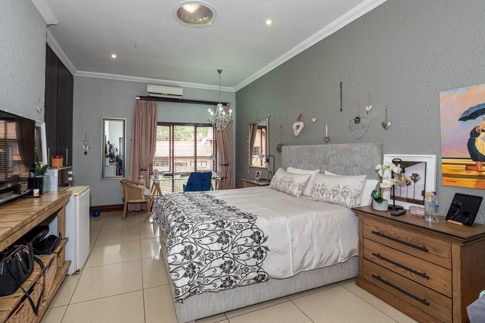 Magnificent 6-bedroom Home in Secure Estate — photograph 2
