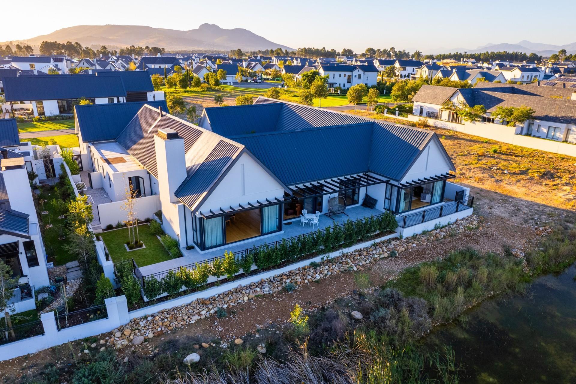 Contemporary Courtyard Residence with Mountain Views — photograph 2