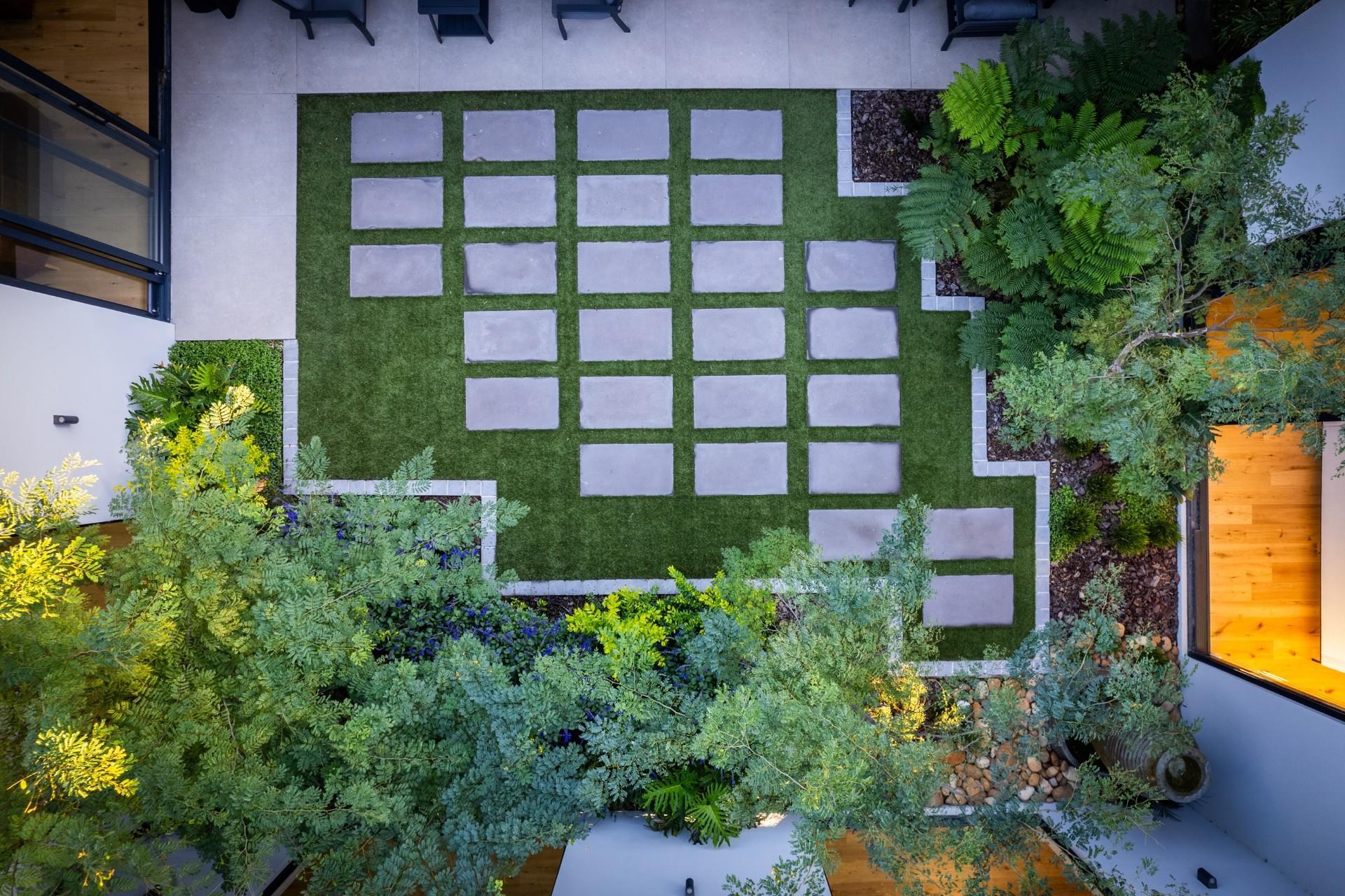 Contemporary Courtyard Residence with Mountain Views — photograph 5