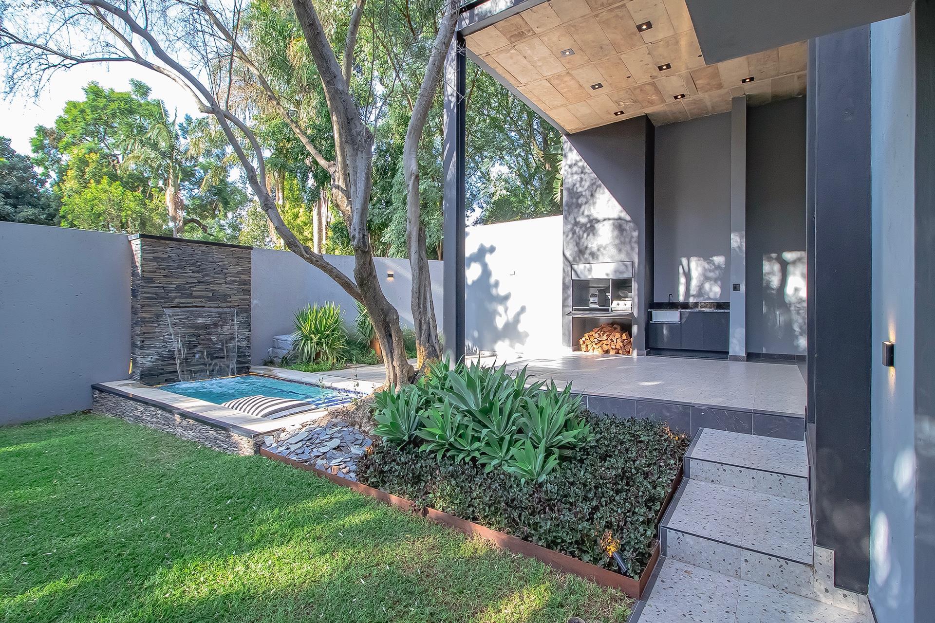 Sophisticated Luxury  with Entertaining Spaces — photograph 2