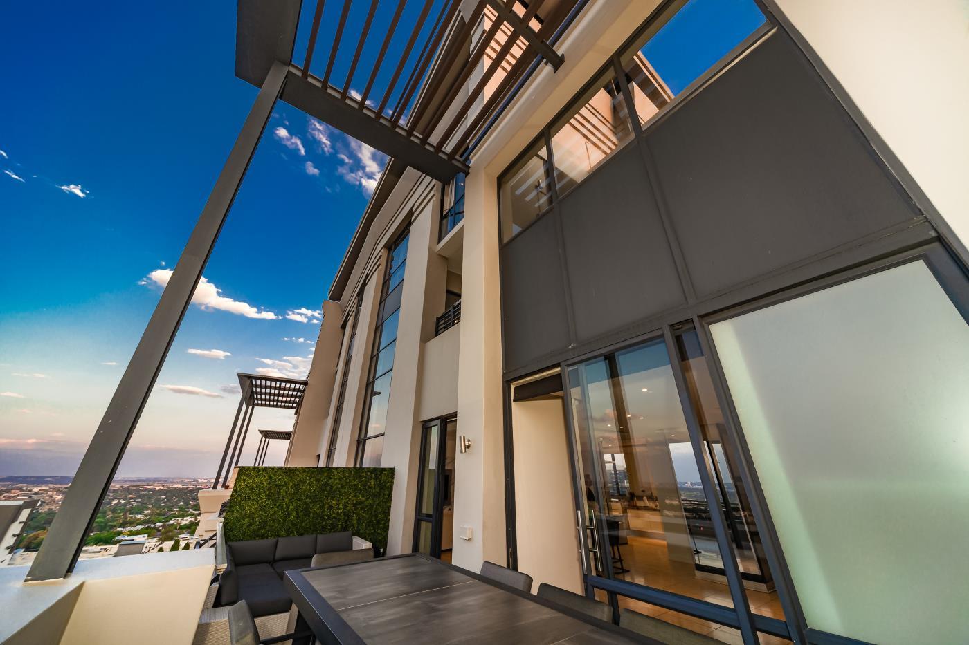 Luxury Four-Level Penthouse with Private Lift — photograph 2